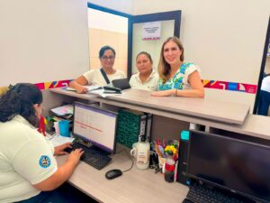 Atenea Gómez Ricalde supervisa la atención ciudadana en las Oficinas de Gobierno de la Zona Continental de Isla Mujeres