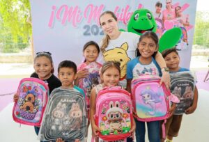 Atenea Gómez Ricalde inicia entrega de más de 4 mil mochilas gratuitas a estudiantes de Isla Mujeres