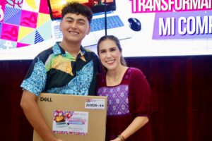 Atenea Gómez Ricalde entrega computadoras a estudiantes de bachillerato y universidad de Isla Mujeres