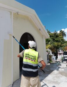 Isla Mujeres embellece panteones por Día de Muertos