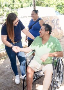 Isla Mujeres acerca apoyos de salud y movilidad a familias en Zona Continental